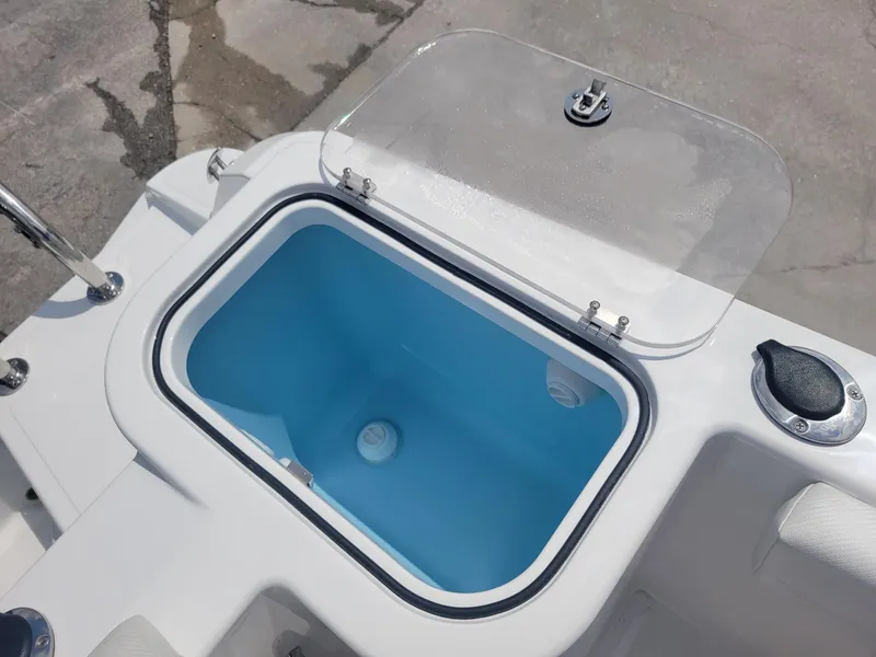 Slide: The Image of 2024 Wellcraft 222 Fisherman livewell with open lid. - 20