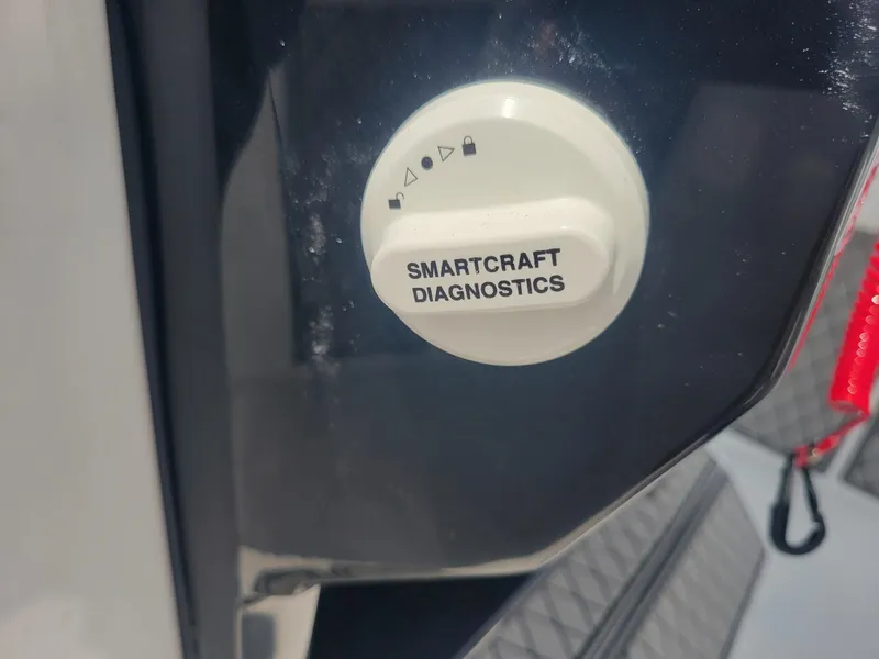 Slide: The Image of SmartCraft Diagnostics knob on 2024 Wellcraft 222 Fisherman boat. - 22