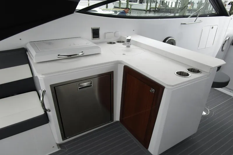 Slide: The Image of Cruisers 38 GLS Outboard 2024 - 43
