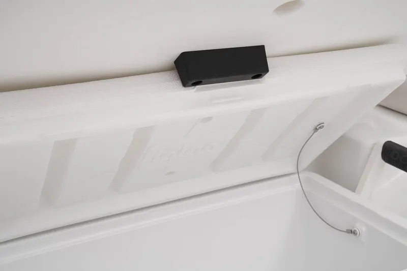 Slide: The Image of Tahoe 210 Si 2023 - 34