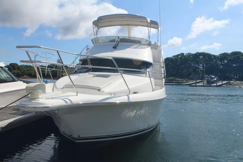 Slide: The Image of 2000 Silverton 392 Motor Yacht docked on a sunny day. - 4