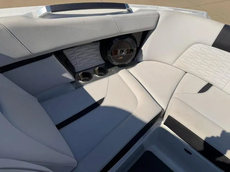 Slide: The Image of MasterCraft X22 2019 - 18