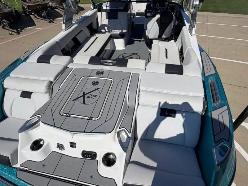Slide: The Image of MasterCraft X22 2019 - 13