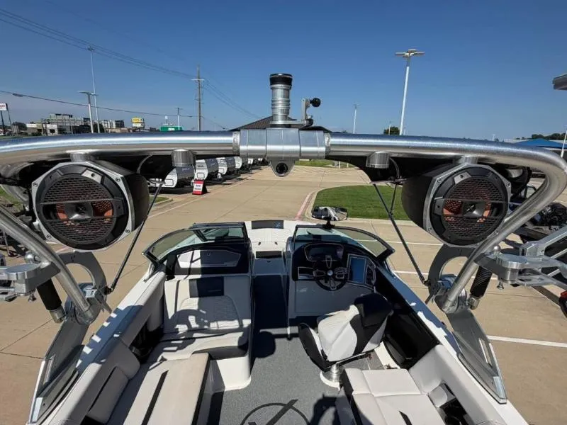 Slide: The Image of MasterCraft X22 2019 - 12