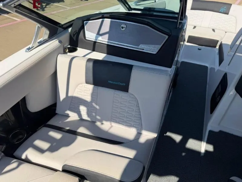 Slide: The Image of MasterCraft X22 2019 - 16