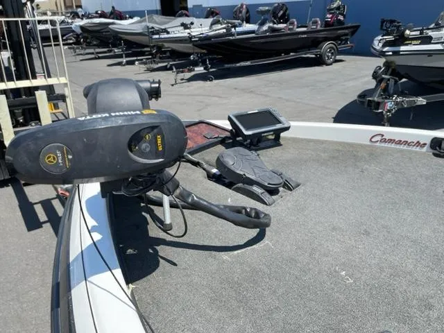 Slide: The Image of 2004 Ranger 520 VX/VS boat with controls and electronics. - 4