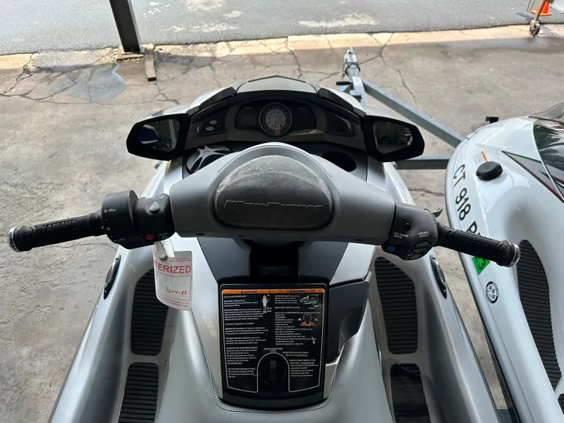 Slide: The Image of 2009 Yamaha WaveRunner FX Cruiser H/O handlebars and dashboard. - 11