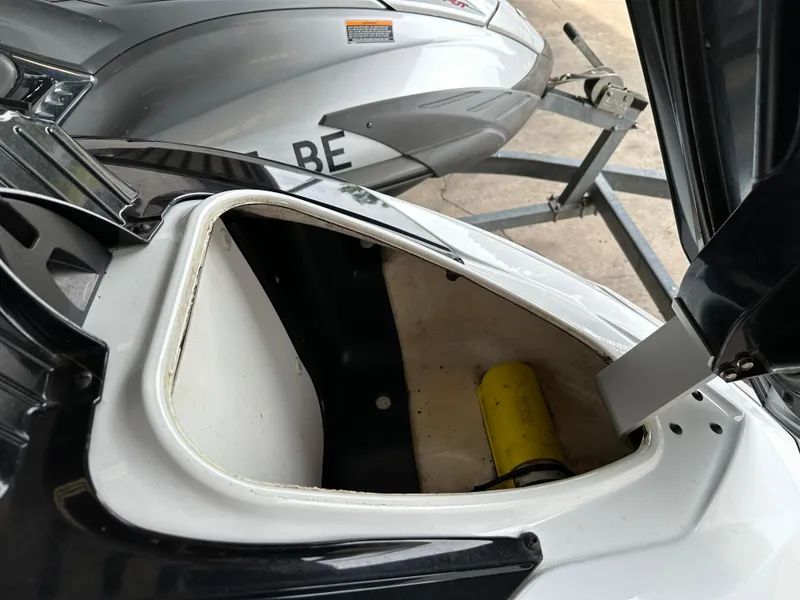 Slide: The Image of 2009 Yamaha WaveRunner FX Cruiser H/O storage compartment with yellow canister. - 21