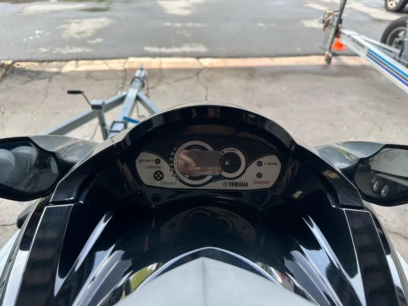 Slide: The Image of 2009 Yamaha WaveRunner FX Cruiser H/O dashboard and controls. - 22