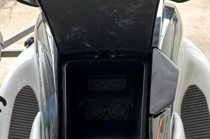 Slide: The Image of 2009 Yamaha WaveRunner FX Cruiser H/O storage compartment. - 24