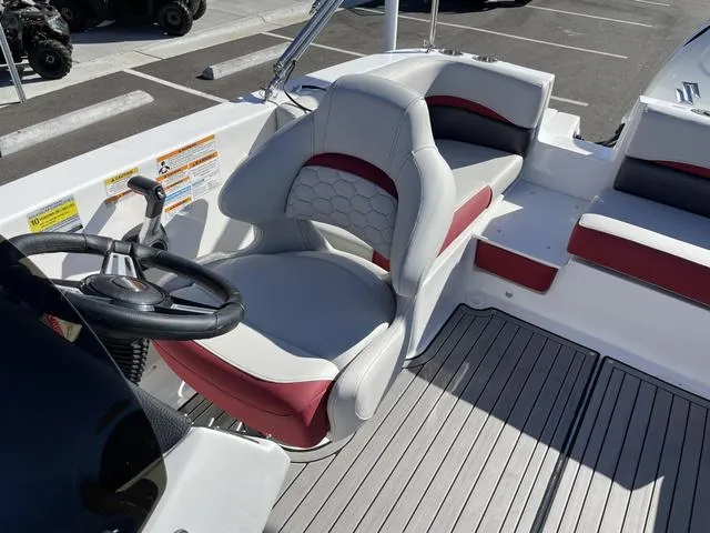 Slide: The Image of Hurricane SUNDECK SPORT 192 OB W/140HP 2023 - 11