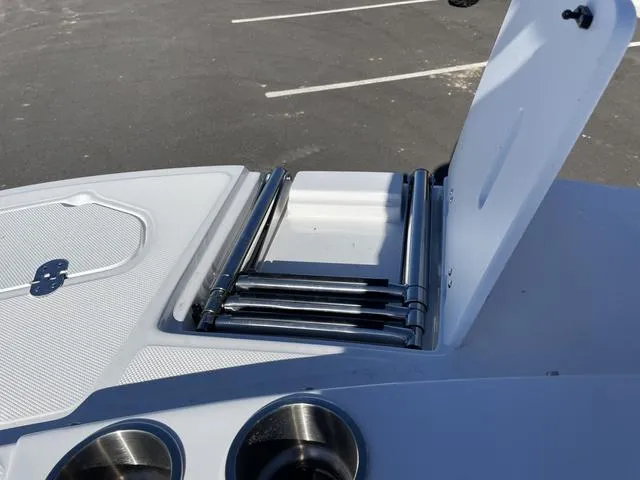 Slide: The Image of Hurricane SUNDECK SPORT 192 OB W/140HP 2023 - 16