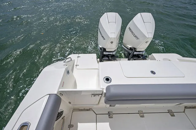 Slide: The Image of Boston Whaler 33 OUTRAGE 2023 - 10