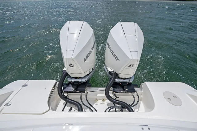 Slide: The Image of Boston Whaler 33 OUTRAGE 2023 - 11