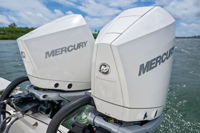 Slide: The Image of Boston Whaler 33 OUTRAGE 2023 - 12