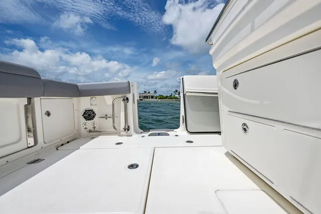 Slide: The Image of Boston Whaler 33 OUTRAGE 2023 - 13