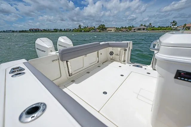 Slide: The Image of Boston Whaler 33 OUTRAGE 2023 - 14