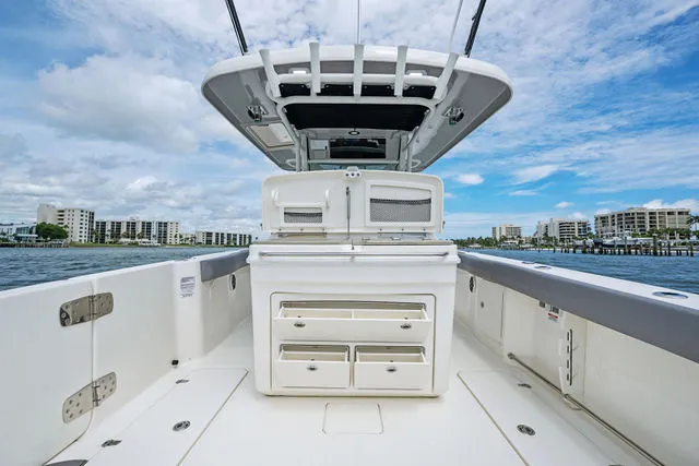Slide: The Image of Boston Whaler 33 OUTRAGE 2023 - 15