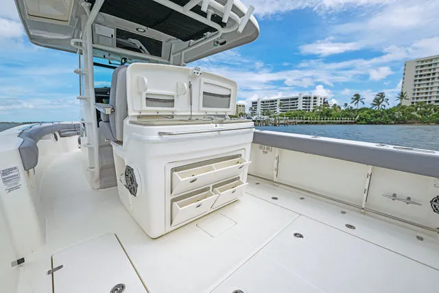 Slide: The Image of Boston Whaler 33 OUTRAGE 2023 - 16