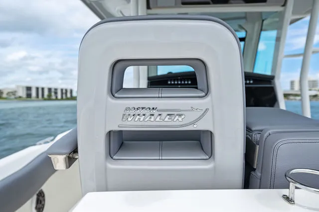 Slide: The Image of Boston Whaler 33 OUTRAGE 2023 - 18