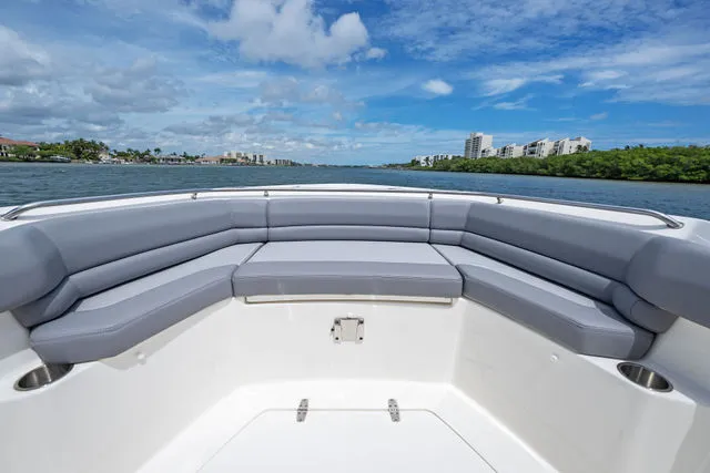 Slide: The Image of Boston Whaler 33 OUTRAGE 2023 - 3