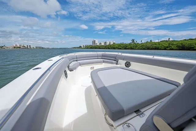 Slide: The Image of Boston Whaler 33 OUTRAGE 2023 - 4