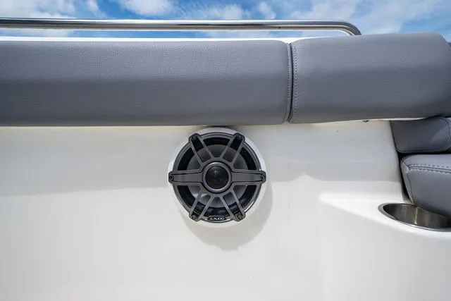 Slide: The Image of Boston Whaler 33 OUTRAGE 2023 - 6