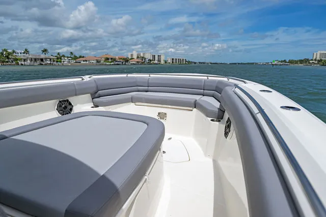 Slide: The Image of Boston Whaler 33 OUTRAGE 2023 - 7