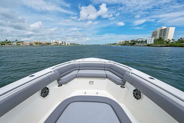 Slide: The Image of Boston Whaler 33 OUTRAGE 2023 - 8