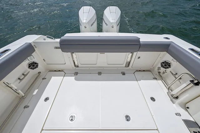 Slide: The Image of Boston Whaler 33 OUTRAGE 2023 - 9