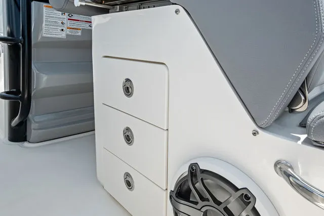 Slide: The Image of Boston Whaler 33 OUTRAGE 2023 - 18