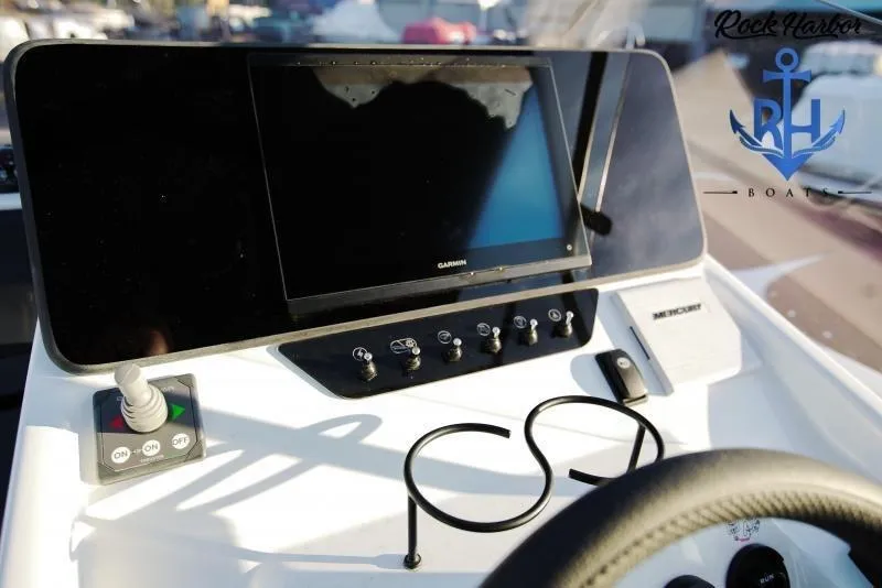 Slide: The Image of Beneteau Flyer 8 SUNdeck 2022 dashboard with Garmin display and controls. - 6