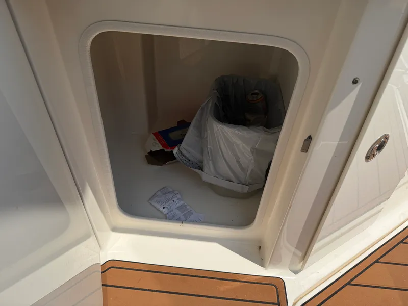 Slide: The Image of Sea Ray 310 SUNDANCER 2012 - 16