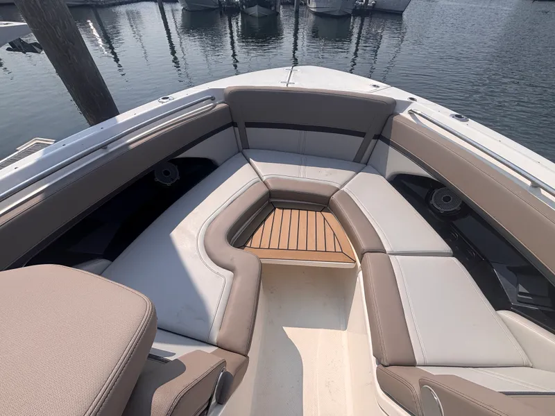 Slide: The Image of Boston Whaler 280 VANTAGE 2025 - 14