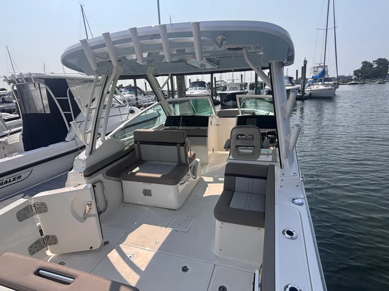Slide: The Image of Boston Whaler 280 VANTAGE 2025 - 15
