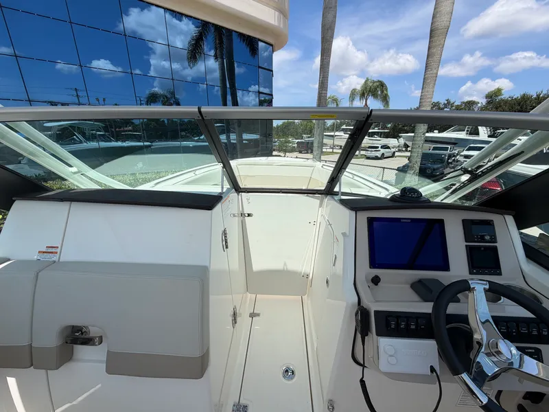 Slide: The Image of Boston Whaler 240 Vantage 2027 - 31