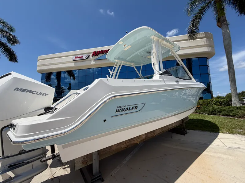 Slide: The Image of Boston Whaler 240 Vantage 2027 - 10
