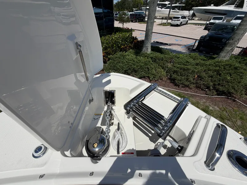 Slide: The Image of Boston Whaler 240 Vantage 2027 - 34