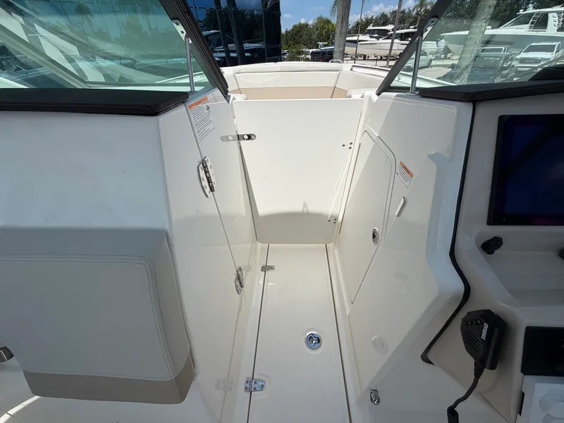 Slide: The Image of Boston Whaler 240 Vantage 2027 - 30