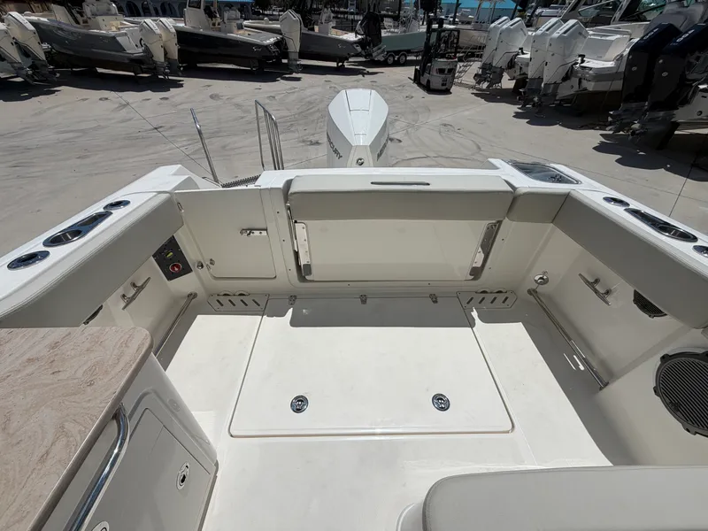 Slide: The Image of Boston Whaler 240 Vantage 2027 - 15