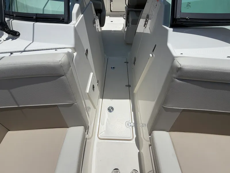 Slide: The Image of Boston Whaler 240 Vantage 2027 - 35