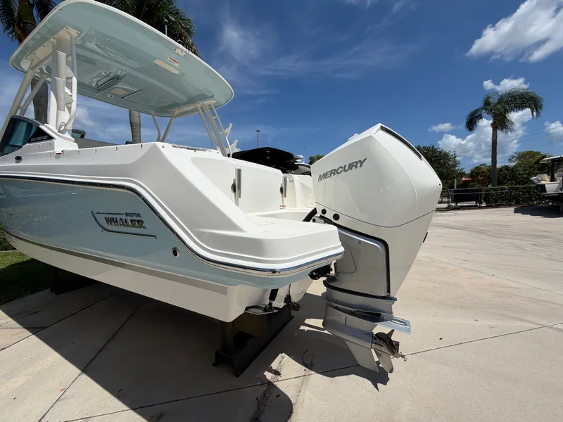 Slide: The Image of Boston Whaler 240 Vantage 2027 - 9