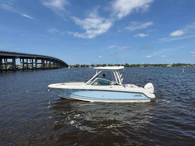 Slide: The Image of Boston Whaler 240 Vantage 2027 - 5