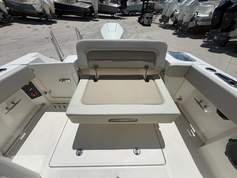 Slide: The Image of Boston Whaler 240 Vantage 2027 - 18