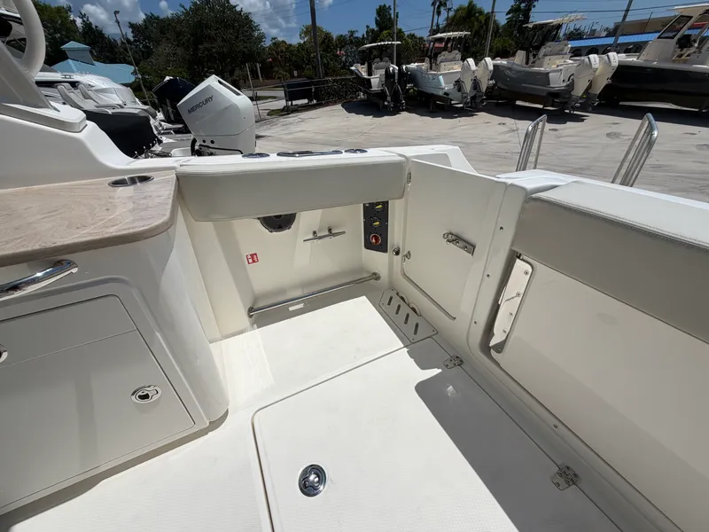 Slide: The Image of Boston Whaler 240 Vantage 2027 - 17