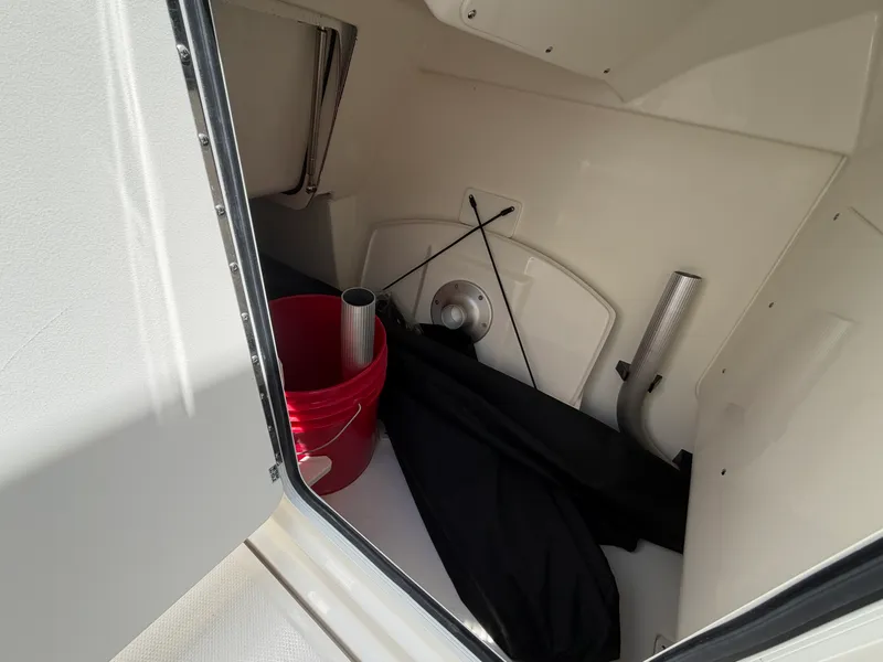 Slide: The Image of Boston Whaler 240 Vantage 2027 - 37
