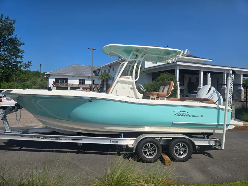 The Image of Pioneer 222 Islander 2025 - 0