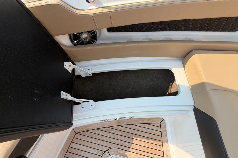 Slide: The Image of Sea Ray 310 SLX OB 2020 - 24