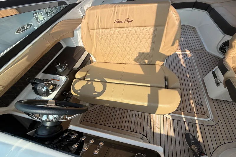 Slide: The Image of Sea Ray 310 SLX OB 2020 - 18