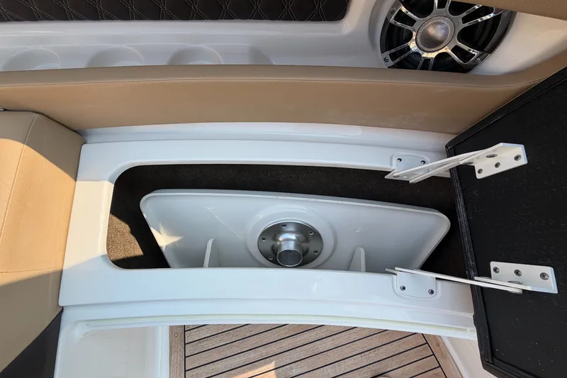 Slide: The Image of Sea Ray 310 SLX OB 2020 - 23